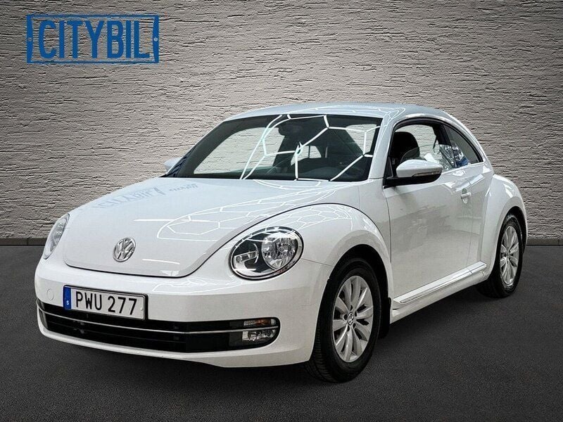 Vit Begagnad 2015 VW Beetle Halvkombi | 114 900 kr (Marknadspris) - Bild 1/4
