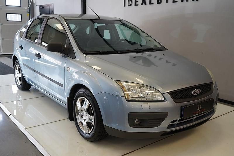 Blå Begagnad 2005 Ford Focus Halvkombi | 34 900 kr (Lite dyr) - Bild 1/4