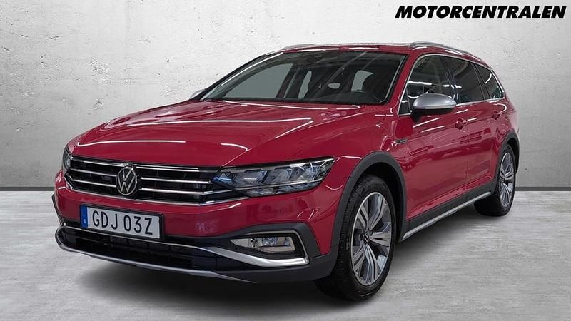 Röd Begagnad 2023 VW Passat Alltrack Kombi | 379 000 kr (Lite dyr) - Bild 1/4