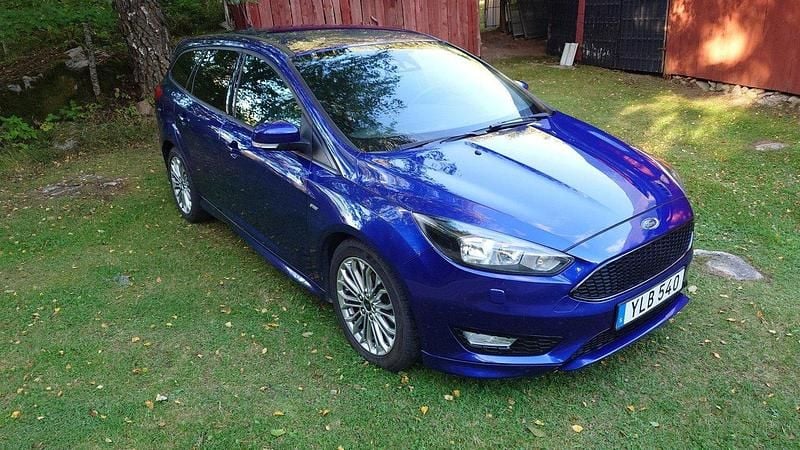 Blå Begagnad 2017 Ford Focus ST-Line Kombi | 100 000 kr (Marknadspris) - Bild 1/4