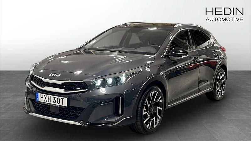 Grå (grey) Begagnad 2023 Kia XCeed Advance SUV | 258 900 kr (Marknadspris) - Bild 1/4