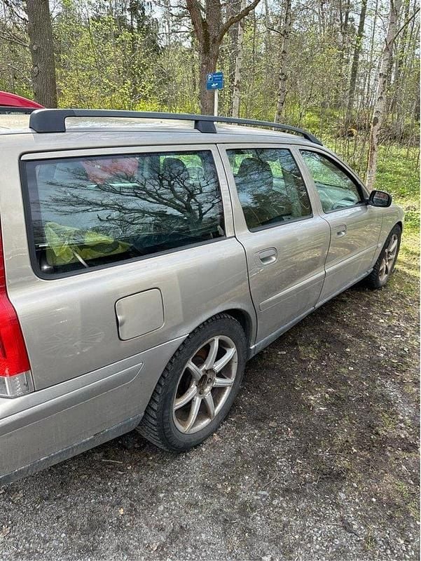 Brun Begagnad 2005 Volvo V70 Kinetic Kombi | 3 700 kr - Bild 1/4