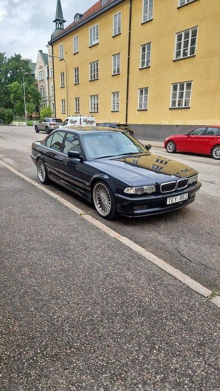 Svart Begagnad 2001 BMW 750 M Sport Sedan | 270 000 kr - Bild 1/4