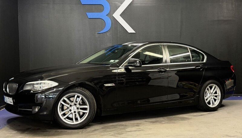 Svart Begagnad 2012 BMW 520 Sedan | 149 900 kr (Marknadspris) - Bild 1/4