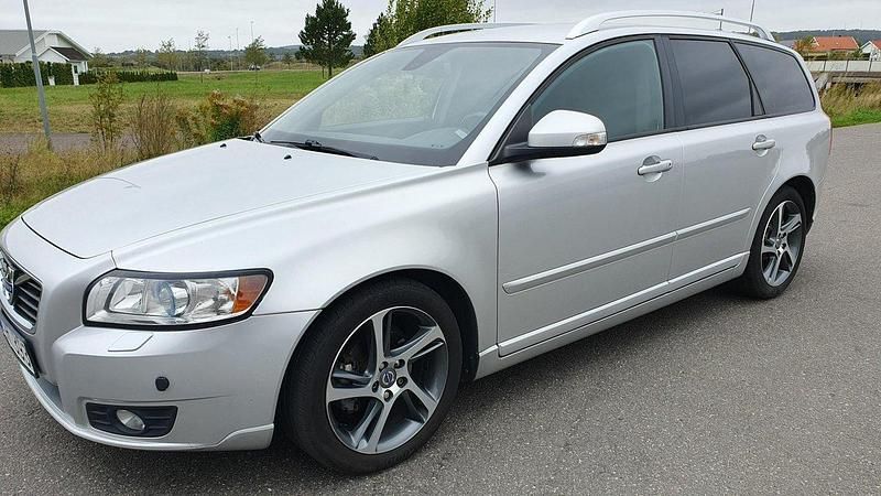 Grå Begagnad 2012 Volvo V50 Momentum Kombi | 52 000 kr (Lite dyr) - Bild 1/4