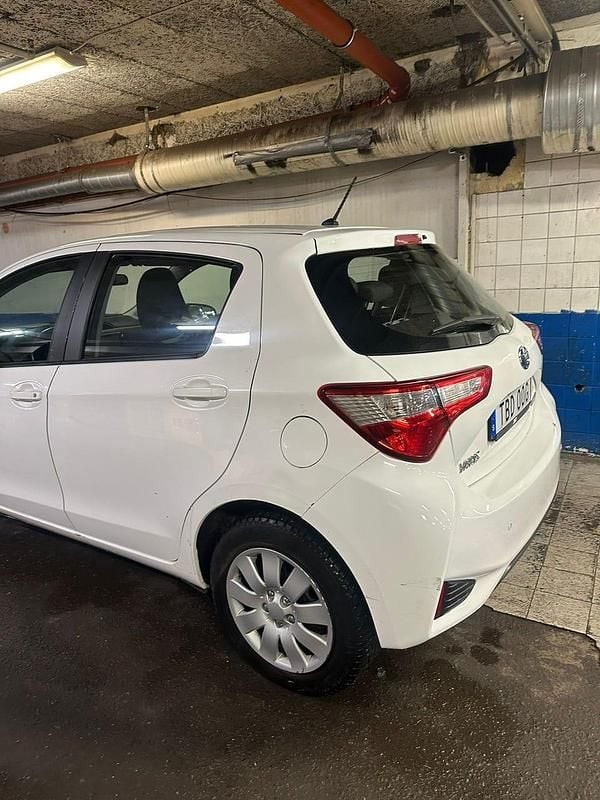 Begagnad Toyota Yaris Hybrid 101 HK (74 kW) 2019