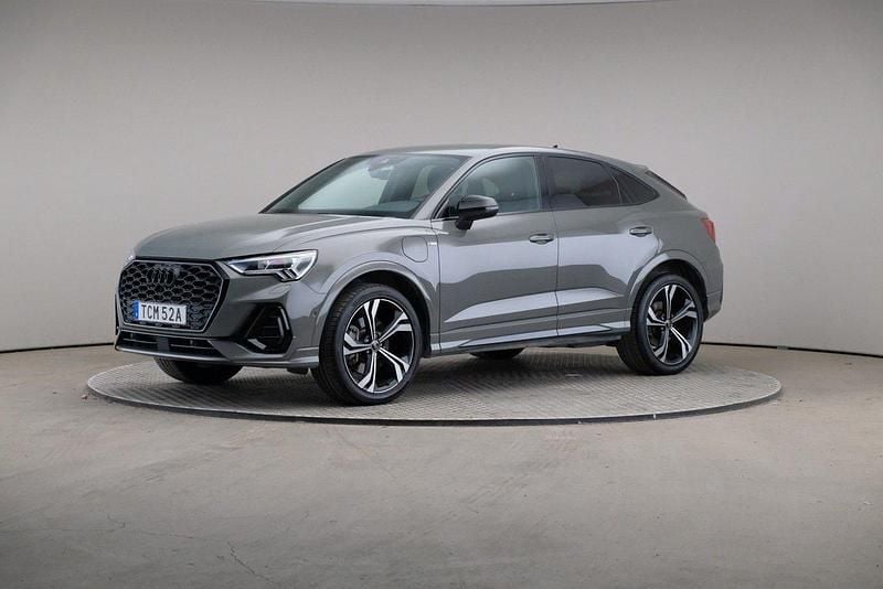 Grå (chronosgrå (metallic)) Begagnad 2023 Audi Q3 Sportback S-Line SUV | 429 000 kr (Marknadspris) - Bild 1/4