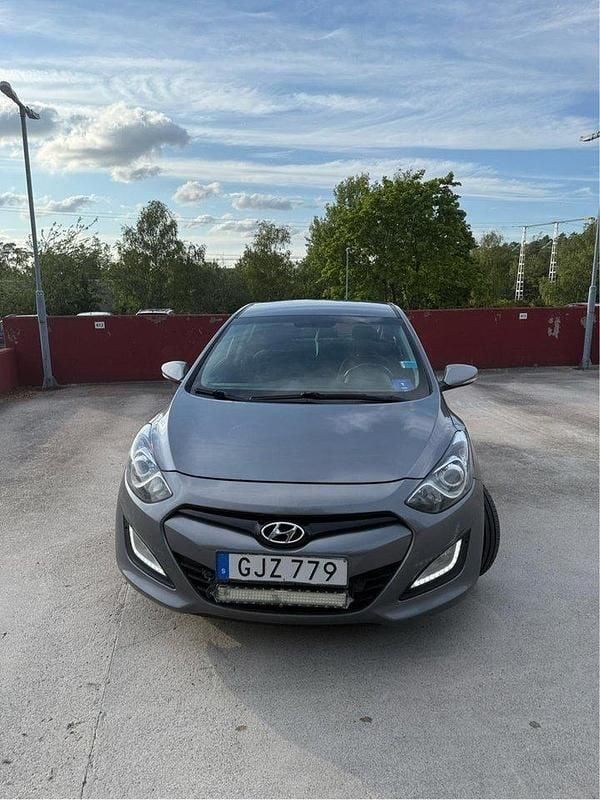 Grå Begagnad 2014 Hyundai i30 Halvkombi | 87 900 kr (Lite dyr) - Bild 1/4