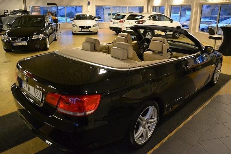 Begagnad BMW 325 Comfort Edition 218 HK (160 kW) 2009 Svart metallic Cab