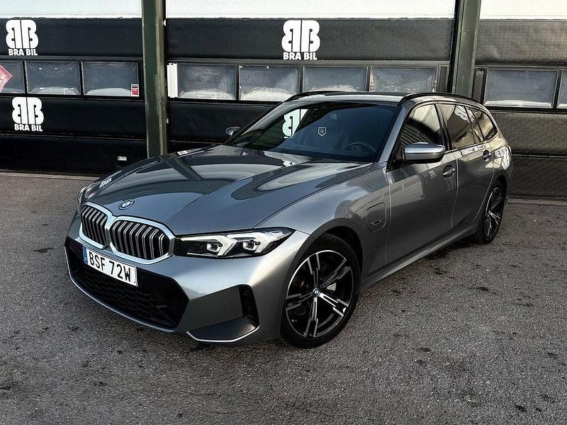 Grå Begagnad 2022 BMW 330e M Sport Kombi | 399 900 kr (Dyr) - Bild 1/1