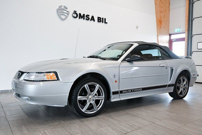 Silver Begagnad 2002 Ford Mustang Cab | 99 800 kr (Marknadspris) - Bild 1/4