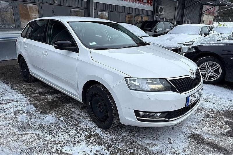 Vit Begagnad 2018 Skoda Rapid Halvkombi | 119 900 kr (Marknadspris) - Bild 1/4