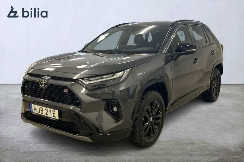 Attitude black (218) Begagnad 2023 Toyota RAV4 Hybrid Sport SUV | 499 900 kr (Marknadspris) - Bild 1/3