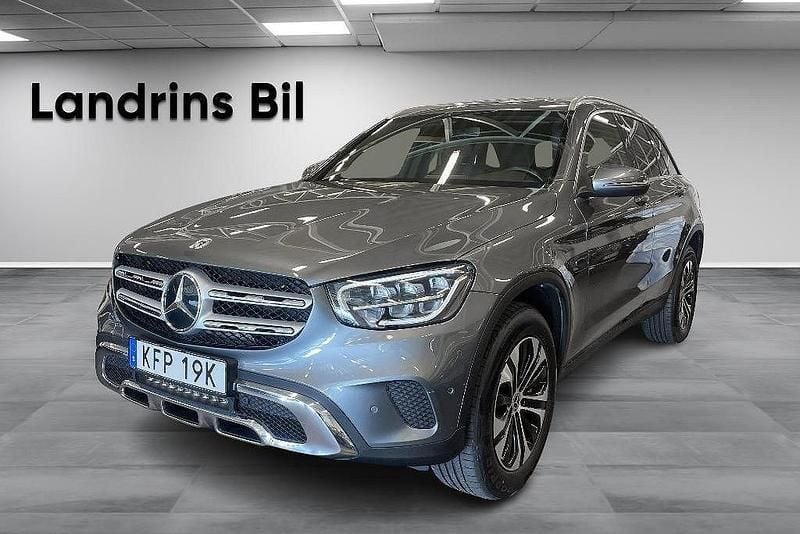 Grå Begagnad 2021 Mercedes GLC300e SUV | 439 000 kr (Dyr) - Bild 1/4