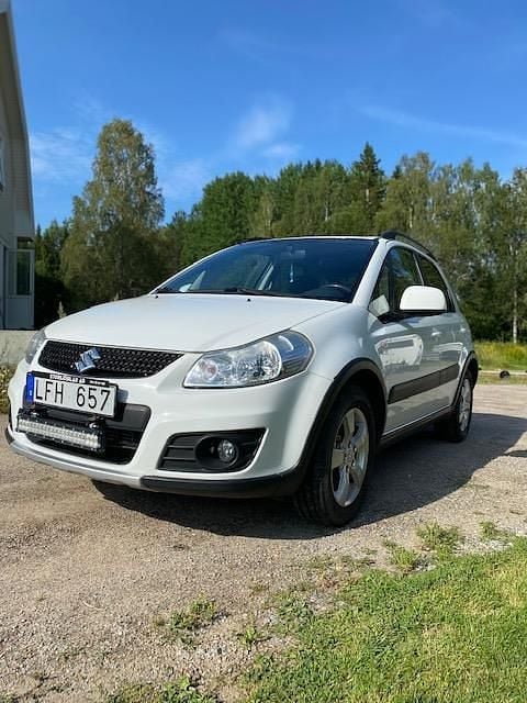 Vit Begagnad 2012 Suzuki SX4 Halvkombi | 60 000 kr (Bra pris) - Bild 1/4