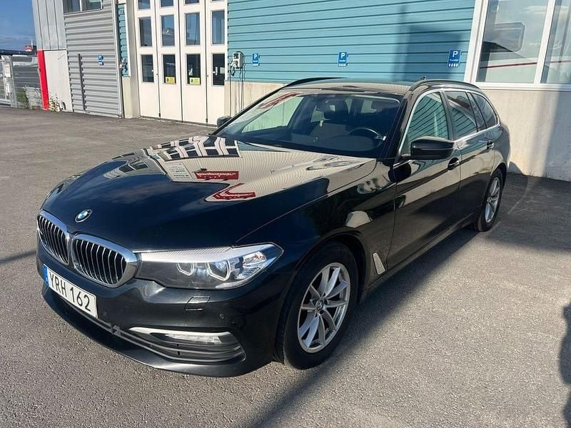 Svart Begagnad 2018 BMW 520 Kombi | 189 000 kr (Lite dyr) - Bild 1/4