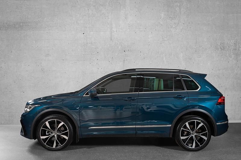 Begagnad VW Tiguan R-line 248 HK (182 kW) 2022 Mörkblå (blå) SUV