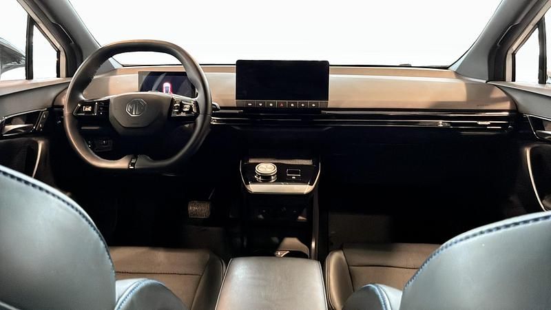 Begagnad MG MG4 EV Luxury 150 kW (204 HK) 2022 Vit Halvkombi