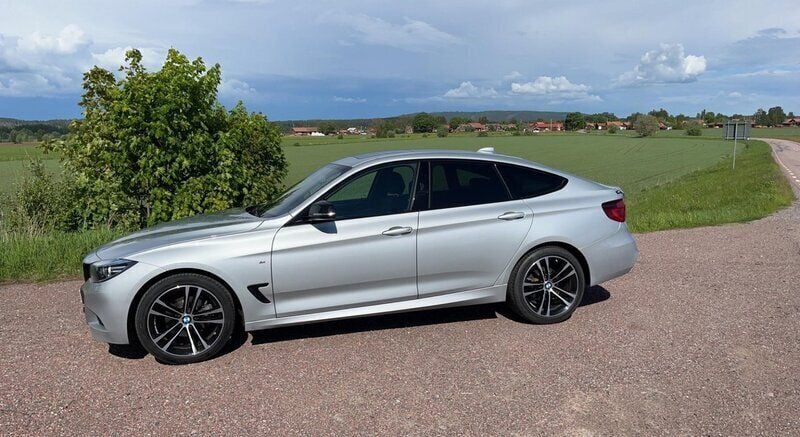 Silver Begagnad 2020 BMW 320 Gran Turismo M Sport Halvkombi | 280 000 kr (Marknadspris) - Bild 1/3
