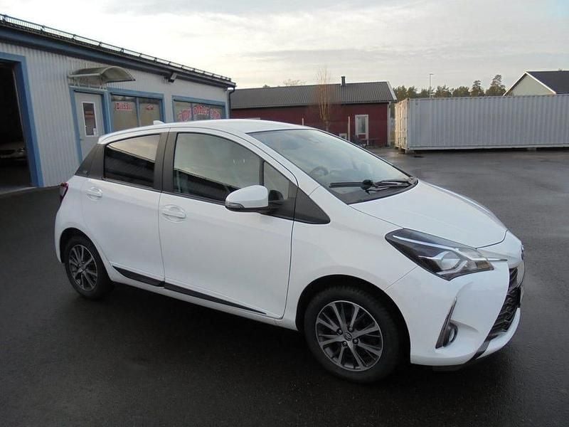 Vit Begagnad 2019 Toyota Yaris Active Halvkombi | 145 000 kr (Marknadspris) - Bild 1/4