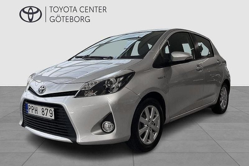 Silver Begagnad 2013 Toyota Yaris Hybrid Active Halvkombi | 139 900 kr (Marknadspris) - Bild 1/3