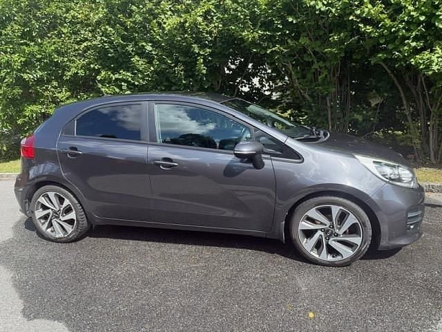 Grå Begagnad 2016 Kia Rio Halvkombi | 96 000 kr (Marknadspris) - Bild 1/4