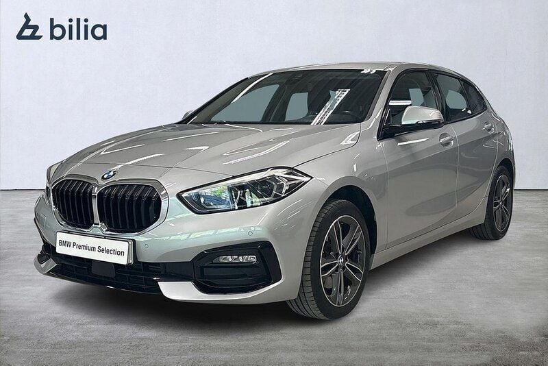 Silver Begagnad 2021 BMW 118 Sport Line Halvkombi | 234 900 kr (Marknadspris) - Bild 1/4