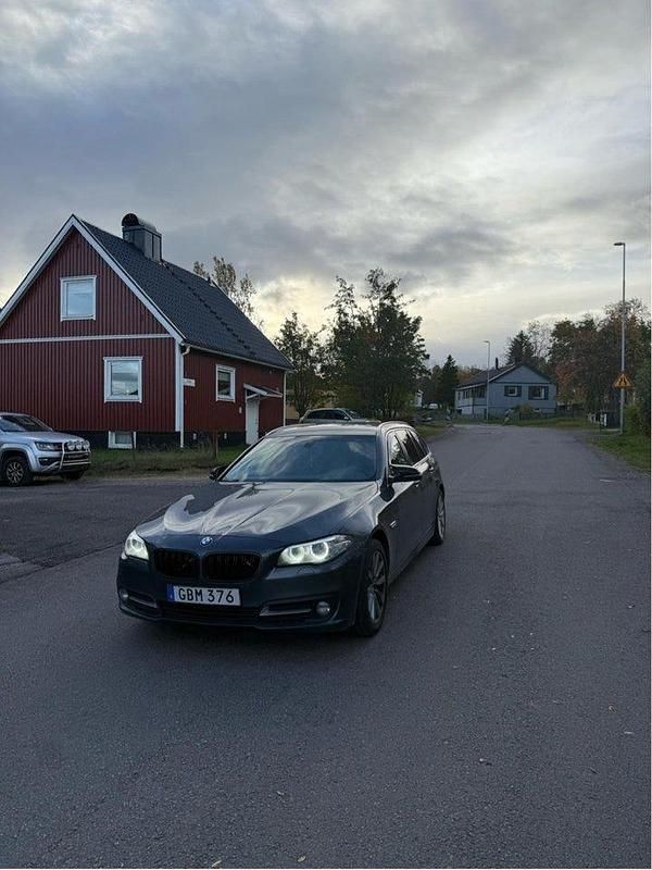 Grå Begagnad 2015 BMW 520 Kombi | 135 000 kr (Marknadspris) - Bild 1/4