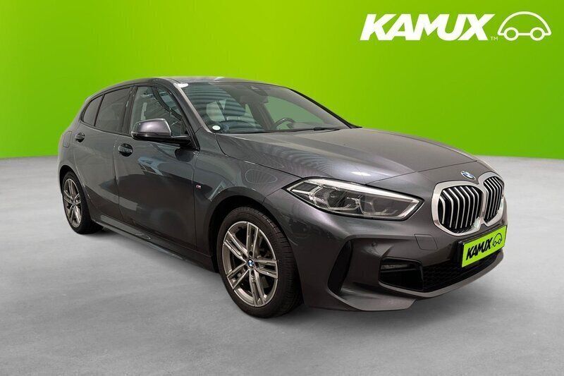 Silver/grå Begagnad 2020 BMW 118 M Sport Halvkombi | 225 700 kr (Marknadspris) - Bild 1/4