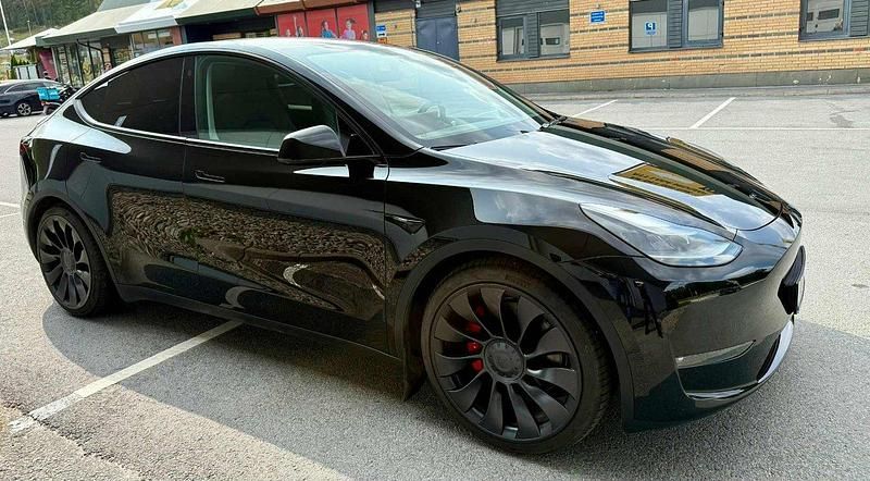 Svart Begagnad 2023 Tesla Model Y Performance SUV | 490 000 kr - Bild 1/4