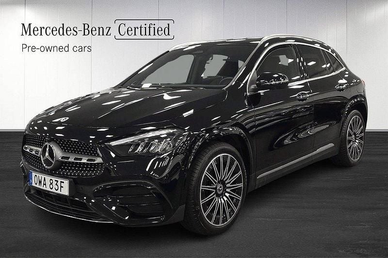 Svart Begagnad 2024 Mercedes GLA200 AMG SUV | 439 000 kr (Marknadspris) - Bild 1/4