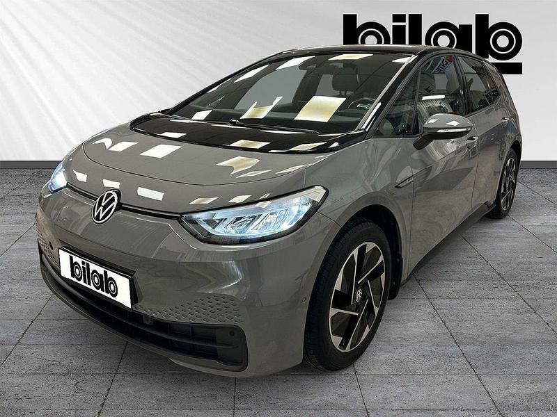 Grå (moonstone grey black) Begagnad 2023 VW ID.3 Pro Performance Halvkombi | 279 000 kr (Marknadspris) - Bild 1/4