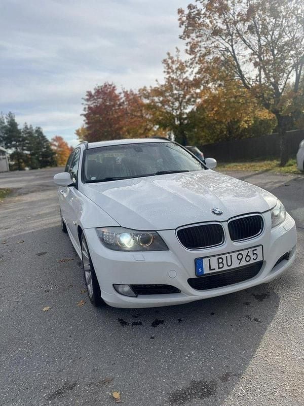 Vit Begagnad 2011 BMW 320 Comfort Edition Kombi | 35 000 kr (Superpris) - Bild 1/4
