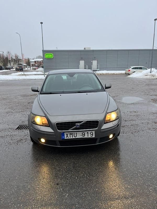 Grå Begagnad 2006 Volvo S40 Sedan | 28 700 kr (Lite dyr) - Bild 1/4