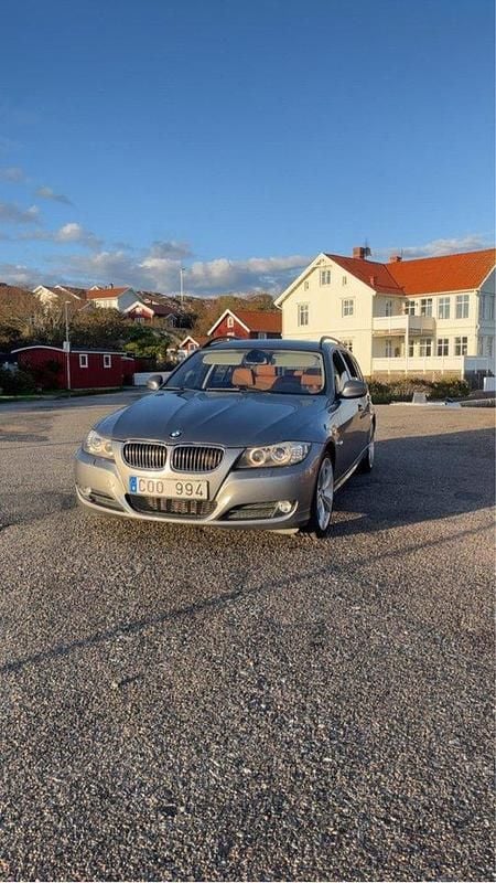 Grå Begagnad 2009 BMW 330 Comfort Edition Kombi | 129 900 kr (Marknadspris) - Bild 1/4