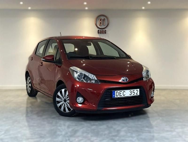 Röd Begagnad 2012 Toyota Yaris Hybrid Active Halvkombi | 119 900 kr (Lite dyr) - Bild 1/4