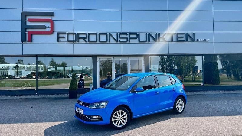 Blå Begagnad 2015 VW Polo Halvkombi | 99 000 kr (Marknadspris) - Bild 1/4
