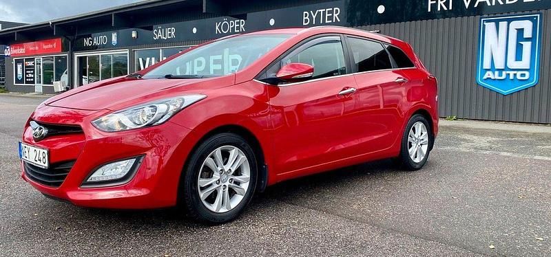 Röd Begagnad 2014 Hyundai i30 Kombi | 94 900 kr (Marknadspris) - Bild 1/4