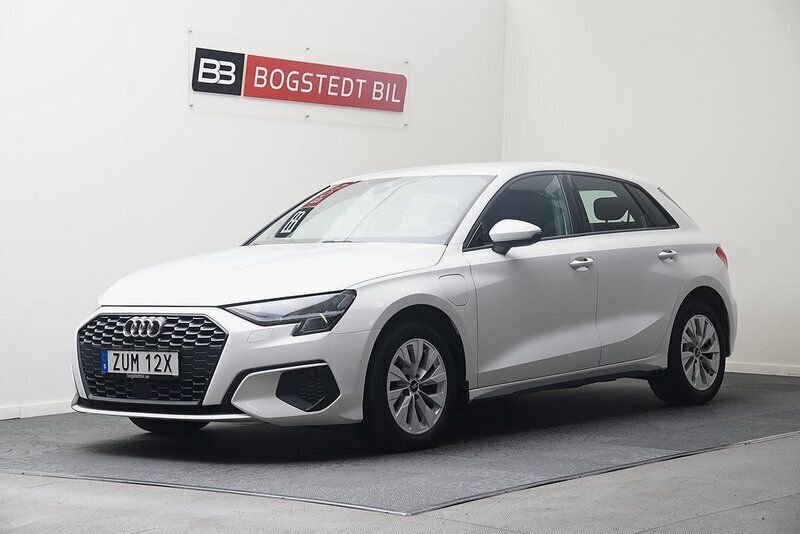 Vit Begagnad 2021 Audi A3 Sportback e-tron Comfort Sedan | 295 000 kr (Lite dyr) - Bild 1/4
