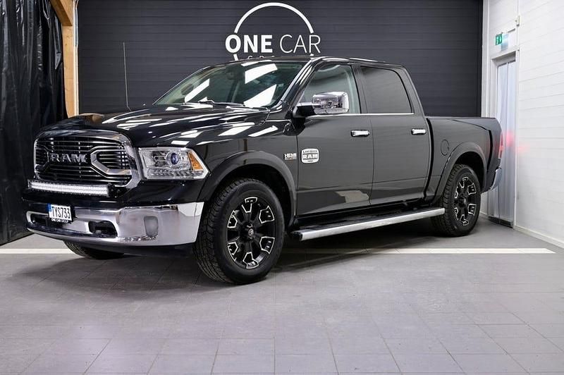 Svart Begagnad 2018 RAM 1500 Pickup | 448 800 kr (Marknadspris) - Bild 1/4