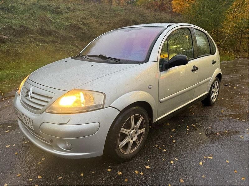 Silver Begagnad 2003 Citroën C3 Halvkombi | 27 500 kr (Marknadspris) - Bild 1/4