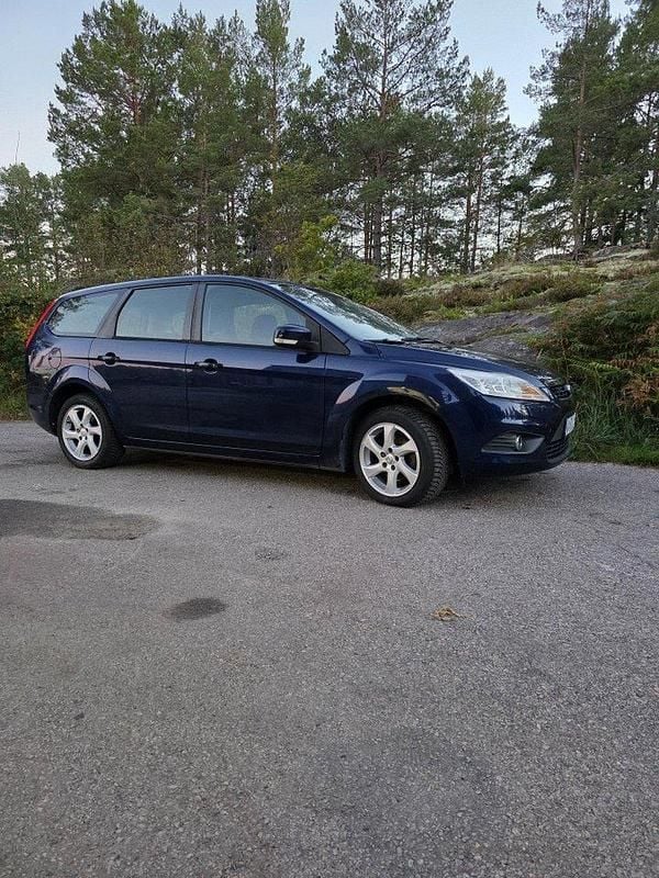 Blå Begagnad 2011 Ford Focus Platinum Kombi | 28 000 kr (Bra pris) - Bild 1/4