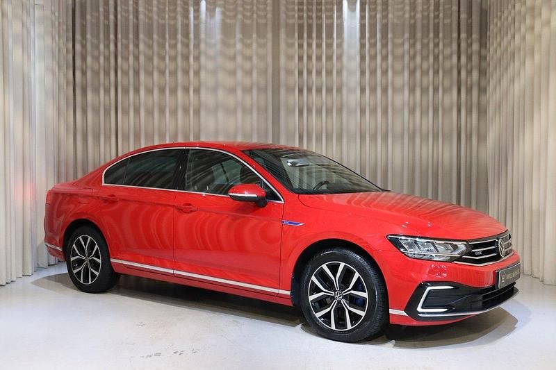 Röd Begagnad 2020 VW Passat GTE Sedan | 249 900 kr (Marknadspris) - Bild 1/4