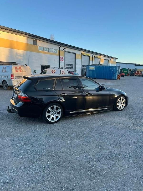 Begagnad BMW 325 Comfort Edition 218 HK (160 kW) 2006 Svart metallic Kombi
