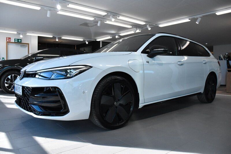 Vit (oryx white pearl black) Ny 2025 VW Passat Edition Kombi | 681 200 kr - Bild 1/3