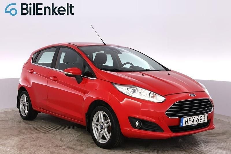 Röd Begagnad 2014 Ford Fiesta Titanium Halvkombi | 52 900 kr (Marknadspris) - Bild 1/4