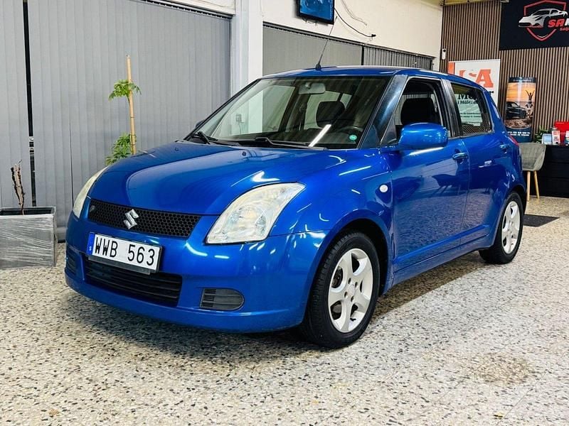 Blå Begagnad 2005 Suzuki Swift Halvkombi | 39 900 kr (Lite dyr) - Bild 1/4