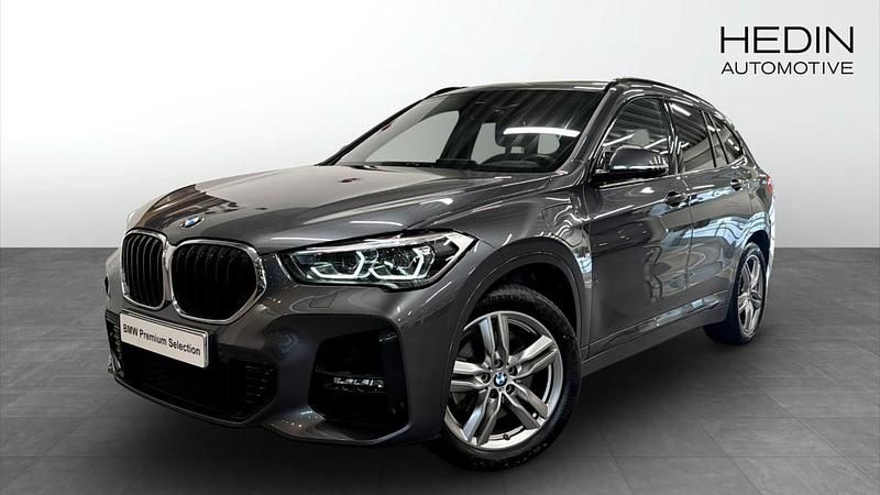Grå (grey) Begagnad 2021 BMW X1 M Sport SUV | 308 700 kr (Marknadspris) - Bild 1/4