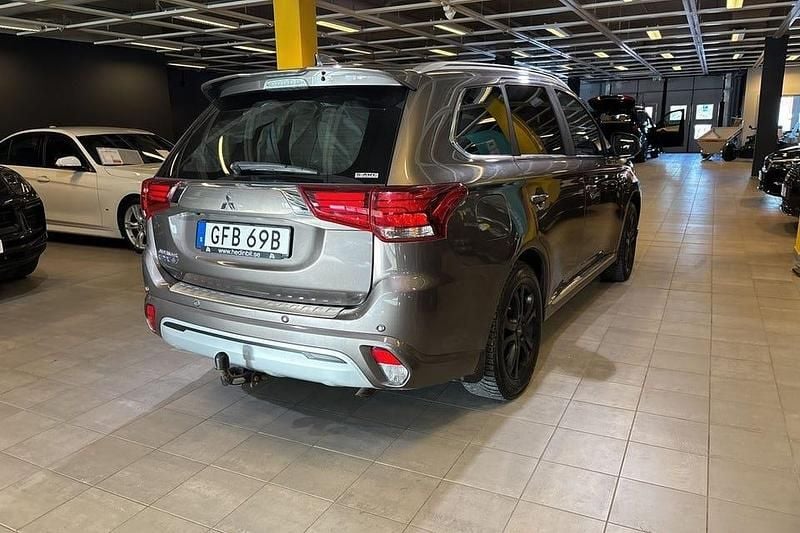 Begagnad Mitsubishi Outlander 224 HK (164 kW) 2020 Brun SUV