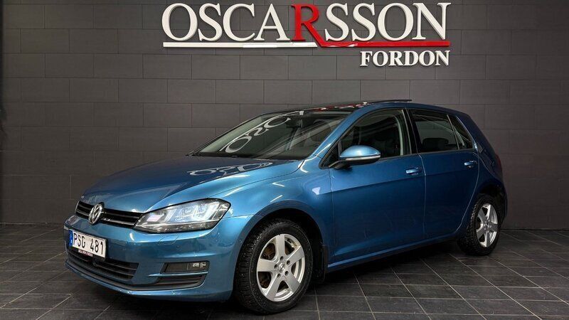 Blå (blå metallic) Begagnad 2013 VW Golf VII Halvkombi | 109 900 kr (Marknadspris) - Bild 1/4